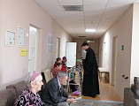 Священник посетил дом престарелых в хуторе Колундаевском перед Днем Святой Троицы