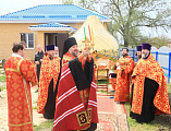 Преосвященнейший епископ Симон совершил чин освящения креста и купола для храма Покрова Пресвятой Богородицы хутора Карповка