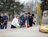 В Шахтах почтили память защитников Отечества в День Неизвестного Солдата