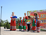 IV епархиальный фестиваля семей, посвященный Дню семьи, любви и верности прошел на Соборной площади в городе Шахты
