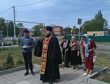Настоятель Алексеевского Архиерейского подворья иерей Евгений Поцелуев в х. Красный Кут совершил панихиду на братской могиле воинов, павших в боях с немецкими захватчиками.