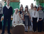 С Рождеством Христовым поздравили персонал и пациентов отделения сестринского ухода Красненской сельской больницы маленькие прихожане храма святой Ксении Петербургской и храма святого Серафима Саровского