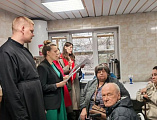 Пасхальная радость для обездоленных: священнослужители и хор посетили социальный центр в Шахтах