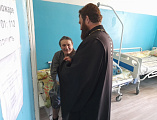 С пасхальным поздравлением пациентов Хосписа посетил священник