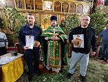 В Свято-Андреевском храме города Миллерово в праздник Святой Троицы наградили волонтеров православной группы «Мы вместе»   