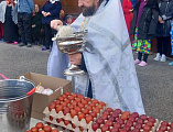 В хуторе Табунщиково и Горненском психоинтернате освятили пасхальные куличи