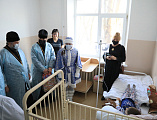С наступающими Новым годом и Рождеством Христовым Преосвященнейший епископ Симон вместе с главой Администрации г. Шахты А.В. Ковалевым поздравил детей, находящихся на лечении в шахтинской больнице