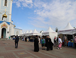 Преосвященнейший епископ Симон посетил выставку-ярмарку «Пасхальная радость» на Соборной площади города Шахты