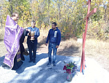 В г. Новошахтинске совершено освещение двух поклонных крестов, поставленных на братских могилах погибших солдат и мирных жителей