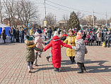 В прощеное воскресенье на Соборной площади города Шахты состоялись народные гуляния, посвященные Масленице