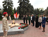 Ко Дню Победы благочинный приходов Нижнедонского округа принял участие в возложении цветов