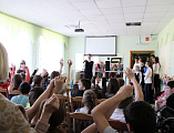 Воспитанники Епархиального просветительского центра г. Шахты с пасхальным поздравлением навестили ребят реабилитационного центра «Добродея»