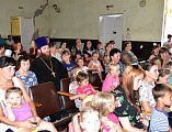Настоятель храма апостола и евангелиста Иоанна Богослова иерей Андрей Павленков выступил с напутственным словом на праздновании дня памяти святых Петра и Февронии в доме культуры поселка Первомайский