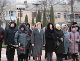 В честь Дня героев Отечества прошло возложение цветов и венков к Вечному огню на площади 50-летия Победы п. Каменоломни, на мемориалах «Аллея героев» и «Воинам Великой Отечественной войны»