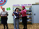 С 75-летием центральной городской библиотеки г. Новошахтинска поздравила сотрудников помощник благочинного Новошахтинского округа