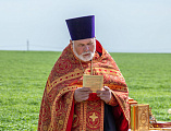 Преосвященнейший епископ Симон совершил «Чин освящения насеянных полей» в Октябрьском сельском районе