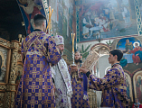 В Четверг Страстной седмицы Преосвященнейший епископ Симон совершил Божественную литургию святителя Василия Великого в Покровском кафедральном соборе г. Шахты