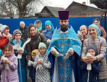В праздник Благовещения в храме Архангела Михаила пос. Каменоломни выпустили в небо белых голубей