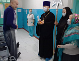С праздником Рождества Христова протоиерей Роман Мясников и прихожане поздравили постояльцев хосписа хутора Красный