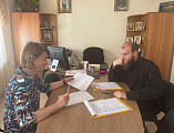 Директор АНО «Финист» Т. Зуева и руководитель епархиального отдела по взаимодействию с учреждениями культуры диакон Никита Осипов обсудили совместное участие в социальных проектах