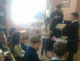 Иерей Иоанн Трофимов и помощник благочинного по миссионерскому служению Лидия Павловна Кравцова встретились в детской библиотеке с учащимися 4-го класса лицея № 3