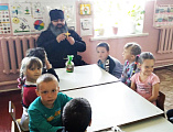 Настоятель храма в честь иконы Божией Матери Смоленской Одигитрии ст. Шумилинской иерей Александр Туховский посетил детский сад хутора Новониколаевского с пасхальной благотворительной акцией