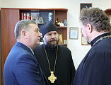 Преосвященнейший епископ Симон и глава Администрации г. Шахты И.И. Медведев поздравили детей, находящихся на лечении в больнице с наступающими зимними праздниками