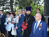 9 мая протоиерей Сергий Яценко возложил цветы к монументу памяти воинов Великой Отечественной войны