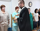 В праздник Преображения Господня иерей Евгений Поцелуев посетил онкологический диспансер