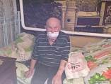 Иерей Александр Туховский и волонтер доставили и раздали продукты питания пожилым жителям хут. Николаевского