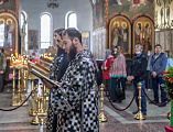 Преосвященнейший епископ Симон совершил вечерню с чином выноса Плащаницы