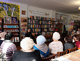 Протоиерей Михаил Борисенко посетил библиотеку в клубе имени Красина