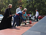 В г. Шахты состоялось торжественное возложение цветов к Мемориалу Шахтерской Славы почтил память погибших шахтеров протоиерей Сергий Яценко.