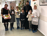 Иерей Георгий Лукащук и воспитанники воскресной школы при храме святого великомученика и целителя Пантелеимона г. Миллерово посетили районную больницу
