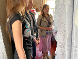 Добровольцы Молодежного совета Шахтинской епархии поздравили пожилых прихожан Покровского кафедрального собора с Пасхой