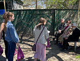 Добровольцы Молодежного совета Шахтинской епархии поздравили пожилых прихожан Покровского кафедрального собора с Пасхой