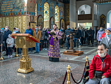 В Четверг Страстной седмицы Преосвященнейший епископ Симон совершил Божественную литургию святителя Василия Великого в Покровском кафедральном соборе г. Шахты
