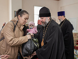 Непрерывном потоком в Шахтинской епархии оказывается гуманитарная помощь беженцам из ДНР и ЛНР