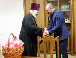 Иерей Олег Бурлаков поздравил сотрудников Администрации города Гуково, вручив пасхальные подарки