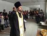 Настоятель храма святого благоверного князя Александра Невского города Шахты освятил здание школы № 14