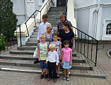В храме Донской иконы Божией Матери г. Новошахтинска восемь детей и одна взрослая из многодетных и малообеспеченных семей приняли крещение