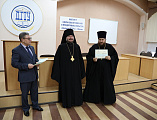 Удостоверения о повышении квалификации духовенство Шахтинской епархии получило из рук епископа Шахтинского и Миллеровского Симона и директора ИСОиП (филиала) ДГТУ в г. Шахты С.Г. Страданченко