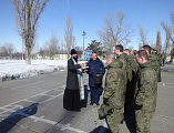 Священник Сергий Курьянов поздравил военных летчиков с Днем защитника Отечества и совершил с ними молитву