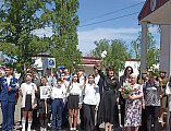 В школе № 23 п. Красногорняцкий Октябрьского района состоялась торжественная линейка, посвященная Дню Победы в Великой Отечественной войне.