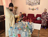 Духовная поддержка пожилых: как в соццентре встретили Крещение