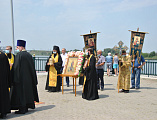 Верующие встретили святыни водного крестного хода на набережной города Каменск-Шахтинский
