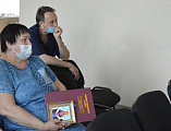 В преддверии Дня медицинского работника в г. Каменск-Шахтинский председатель социального отдела Шахтинской епархии поздравил медработников, на передовой борющихся с новой коронавирусной инфекцией