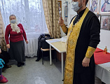 Настоятель храма святой Ксении Петербургской пос. Садовый протоиерей Роман Мясников посетил дом престарелых в пос. Садовый