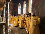 Преосвященнейший епископ Симон совершил Божественную литургию в Троицком соборе Свято-Троицкой Сергиевой Лавры