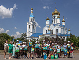 1 июня на территории Покровского кафедрального собора г. Шахты для детей инвалидов и инвалидов с ментальными расстройствами прошел мастер-класс по написанию картин на пленэре